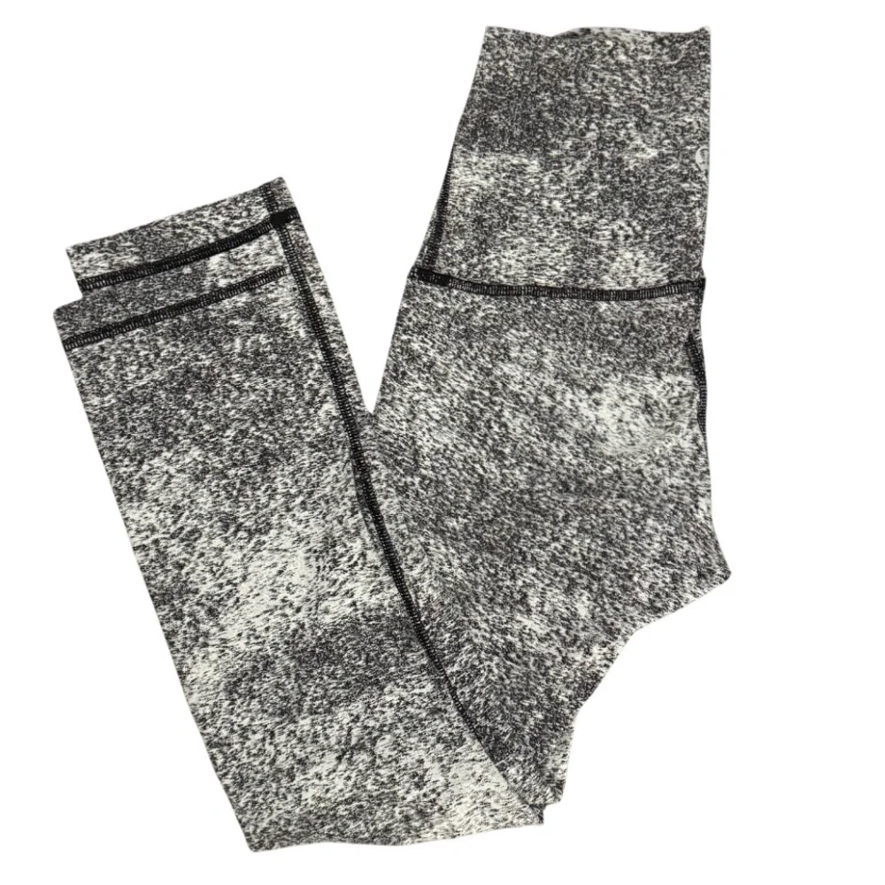 Lululemon Wunder Under Pant (Hi-Rise)
Splatter White Black Size 4 EUC - Picture 9 of 9